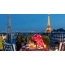 Parisian restaurant sa balkonahe