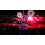 Ang mga paputok na kumikinang na Eiffel Tower