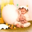 Baby in costume di uovo
