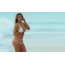 Kim Kardashian in een witte swimsuit