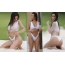 Kardashian yn in swimkat learde har sexy figuer