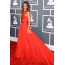 Rihanna yn in reade lange jurk