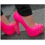 스파이크가있는 핑크색 신발