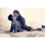 Двойка целува се на плажа