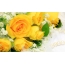 Geltonos rožės ant darbastalio