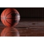 Basketbalová lopta na podlahe