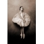Čiernobiela fotografia baleríny