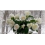 Бели рози във ваза