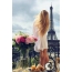 Vajza në sfondin e Kullës Eiffel