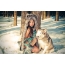 Girl է ձմեռային անտառի հետ շան հետ