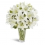 White lilies a cikin wani gilashin ruwa