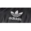Biely nápis Adidas na čiernej látke