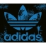 Modrý nápis Adidas na čiernom pozadí.
