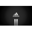 Adidas-emblem op swart eftergrûn