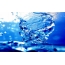 Gotes d'aigua sobre fons blau