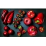 Rau và trái cây đỏ trên bàn