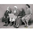 Зөөврийн компьютертай эмээ нар