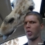 Žirafa i momak