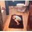 Спляча дівчинка на килимку