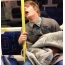 Сплячий хлопець в метро