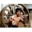 Bruce Lee ilə qara və ağ şəkil