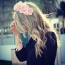 Pige med blomster i hendes hår