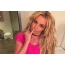 Britney Spears i geansaí bándearg
