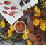 Čaj, kniha, podzimní květiny