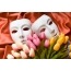 Színházi maszkok, virágok