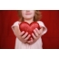Một đứa trẻ với một trái tim trong tay