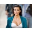 Kardashian no mini-top mostrou os seus peitos fermosos