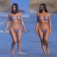 Léirigh Kardashian i swimsuit a curvaceous