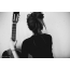 Foto en blanc i negre d'una noia amb una guitarra