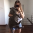 Cô gái với một con mèo béo
