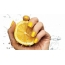 لیمو در دست