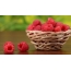 Raspberries katika kikapu