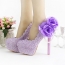 Lila Schuhe mit einer Blume