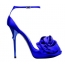 کفش های آبی با یک گل