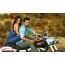 Guy e una ragazza in una motocicletta