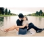Chàng trai và cô gái hôn nhau bên bờ sông.