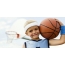 Junge mit Basketball