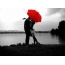 Cuplu sub o umbrelă roșie