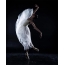 穿着白色连衣裙的芭蕾舞女演员