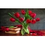 Vörös tulipánok a vázában