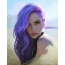 Mergina su purpuriniais plaukais