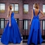 Blaues Kleid mit offenem Rücken und großem Bogen