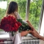 Rapaza cun ramo de rosas vermellas