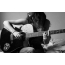 Foto preto e branco de uma menina com uma guitarra