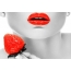 Mergina su raudonomis lūpomis ir braškėmis