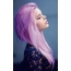 Gadis dengan rambut ungu